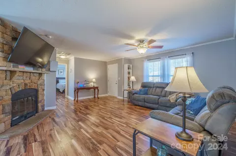 Living - 207 Hillcrest Ave, Hickory, NC 28601 photo 3 of 4