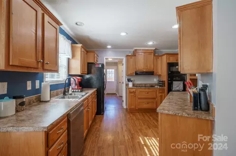 Kitchen - 207 Hillcrest Ave, Hickory, NC 28601 photo 5 of 6