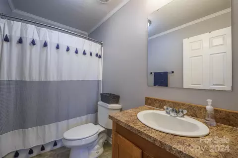 Bath - 207 Hillcrest Ave, Hickory, NC 28601 photo 3 of 3