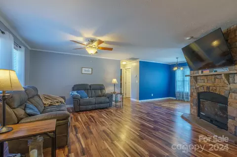 Living - 207 Hillcrest Ave, Hickory, NC 28601 photo 1 of 4