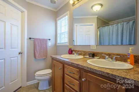Bath - 207 Hillcrest Ave, Hickory, NC 28601 photo 2 of 3