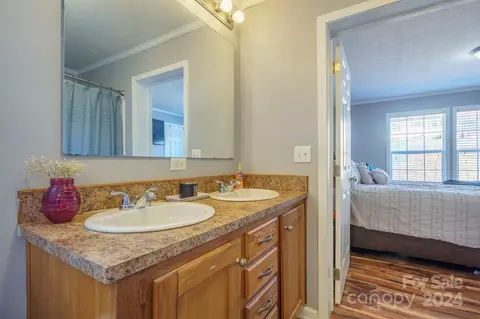 Bath - 207 Hillcrest Ave, Hickory, NC 28601 photo 1 of 3
