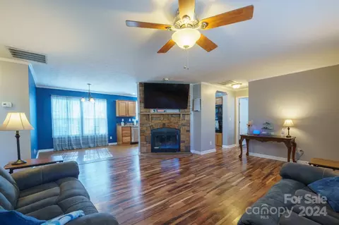Living - 207 Hillcrest Ave, Hickory, NC 28601 photo 4 of 4
