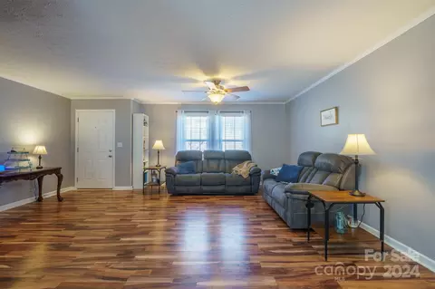 Living - 207 Hillcrest Ave, Hickory, NC 28601 photo 2 of 4