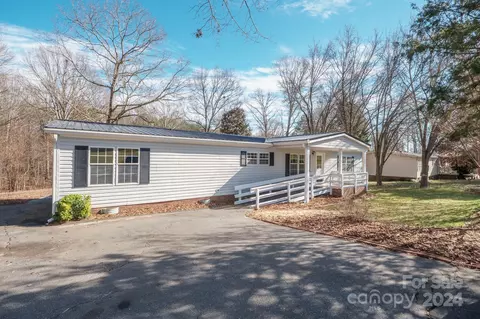 2900 Montana Dr, Kannapolis, NC 28081