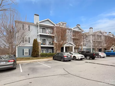 400 Vista Lake 4 Dr #4, Candler, NC 28715