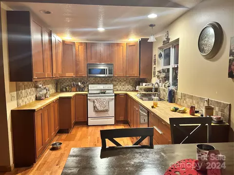 140 Ridgecrest Dr, Marion, NC 28752