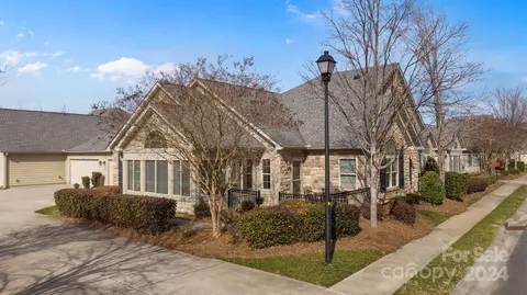 816 Ledgestone Ct, Tega Cay, SC 29708