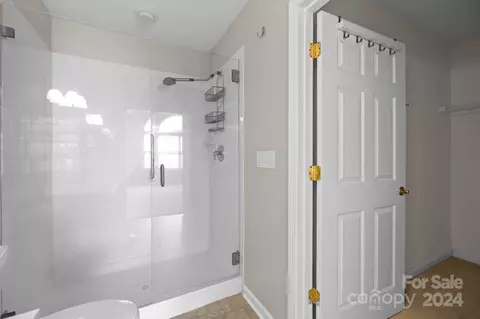 Bath - 816 Ledgestone Ct, Tega Cay, SC 29708 photo 2 of 4