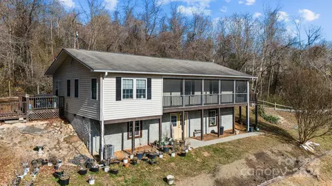 10 Hart Ln, Hendersonville, NC 28792