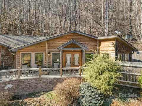 Exterior - 75 Mountainside Rd, Franklin, NC 28734 photo 2 of 8