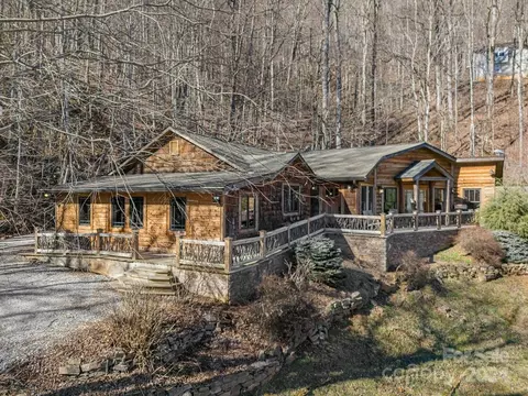 Exterior - 75 Mountainside Rd, Franklin, NC 28734 photo 5 of 8