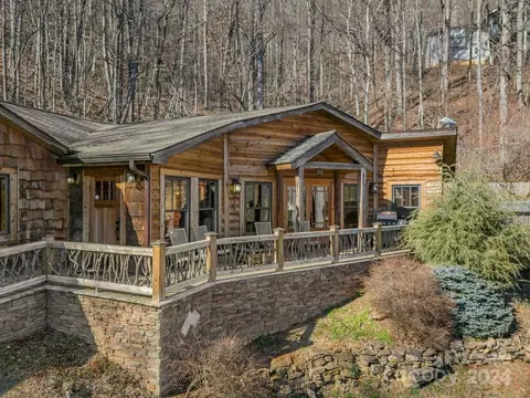 Exterior - 75 Mountainside Rd, Franklin, NC 28734 photo 3 of 8