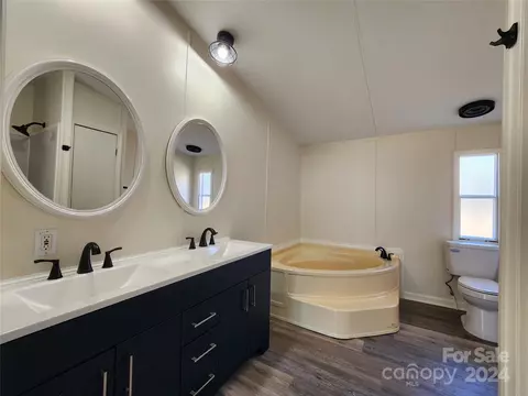 Bath - 4422 Bennett Rd, Morganton, NC 28655 photo 1 of 2