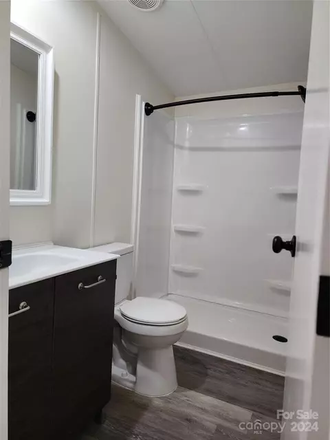 Bath - 4422 Bennett Rd, Morganton, NC 28655 photo 2 of 2