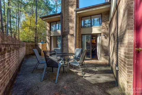 8047 Charter Oak Ln, Charlotte, NC 28226