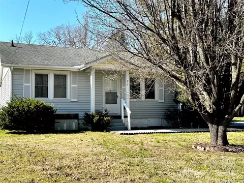 817 Kanuga St, Hendersonville, NC 28739