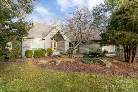 164 Overlook Dr, Flat Rock, NC 28731