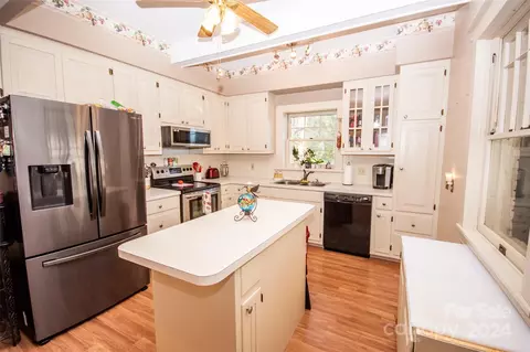 Kitchen - 3406 Harmony Hwy, Harmony, NC 28634 photo 1 of 2