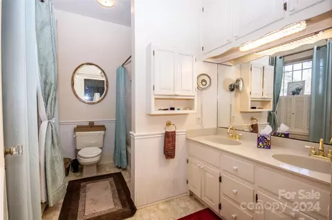 Bath - 3406 Harmony Hwy, Harmony, NC 28634 photo 2 of 5