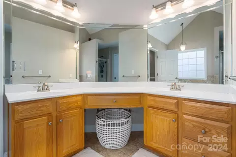 Bath - 806 4th St, Conover, NC 28613 photo 2 of 4