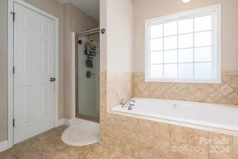 Bath - 806 4th St, Conover, NC 28613 photo 3 of 4