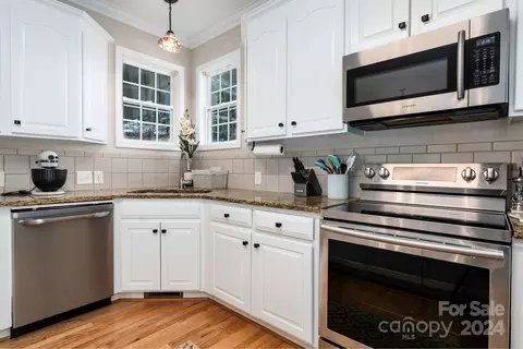 Kitchen - 806 4th St, Conover, NC 28613 photo 3 of 4