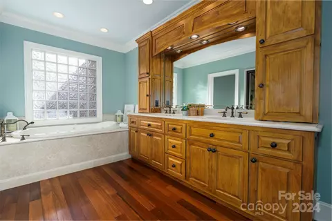 Bath - 3965 Golf Ne Dr NE, Conover, NC 28613 photo 3 of 8