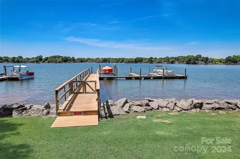 131 Lakefront Dr, Mooresville, NC 28117