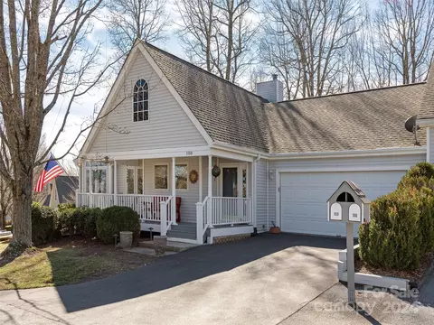 108 Carriage Walk Ln, Hendersonville, NC 28791