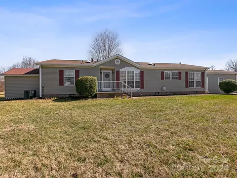 208 Red Birch Ct, Hendersonville, NC 28739