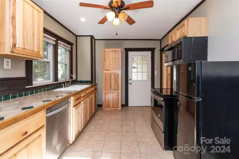 Kitchen - 4 Merrill Cir, Fairview, NC 28730 photo 2 of 5