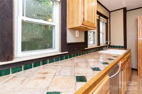 Kitchen - 4 Merrill Cir, Fairview, NC 28730 photo 4 of 5