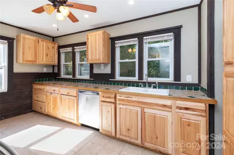 Kitchen - 4 Merrill Cir, Fairview, NC 28730 photo 3 of 5