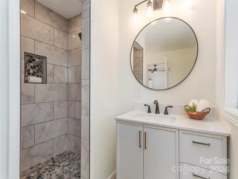 Bath - 170 Oak Park Dr, Clyde, NC 28721 photo 2 of 8
