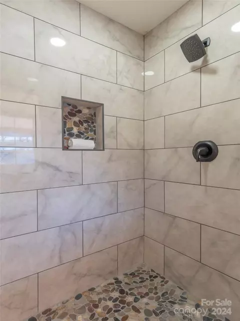 Bath - 170 Oak Park Dr, Clyde, NC 28721 photo 3 of 8