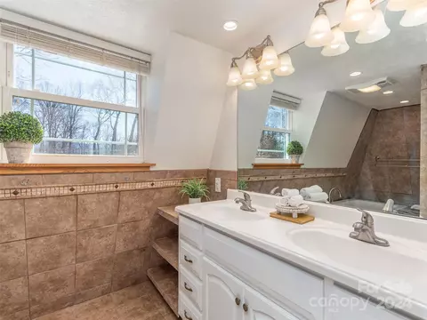 Bath - 170 Oak Park Dr, Clyde, NC 28721 photo 5 of 8