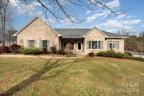 90 Trotters Ln, Hickory, NC 28601