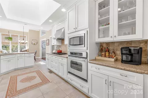 Kitchen - 19 Commodore Point Rd, Lake Wylie, SC 29710 photo 3 of 4