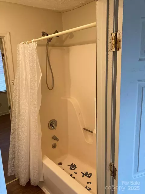 Bath - 100 Normandy Dr, Morganton, NC 28655 photo 3 of 4