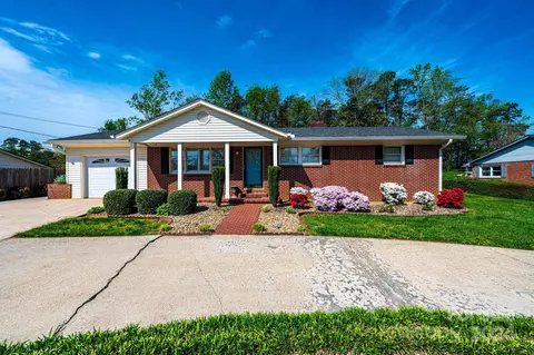 618 Meadowood St, Hudson, NC 28638