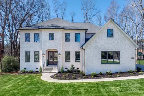 224 Lakenheath Ln, Matthews, NC 28105