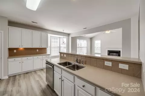 Kitchen - 1658 Onyx Rdg, Fort Mill, SC 29708 photo 4 of 6