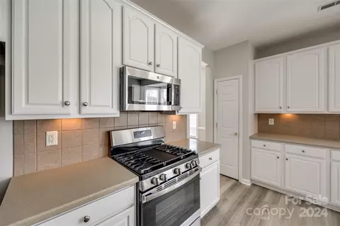 Kitchen - 1658 Onyx Rdg, Fort Mill, SC 29708 photo 5 of 6