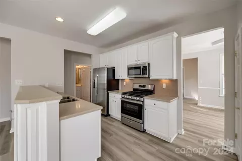 Kitchen - 1658 Onyx Rdg, Fort Mill, SC 29708 photo 3 of 6