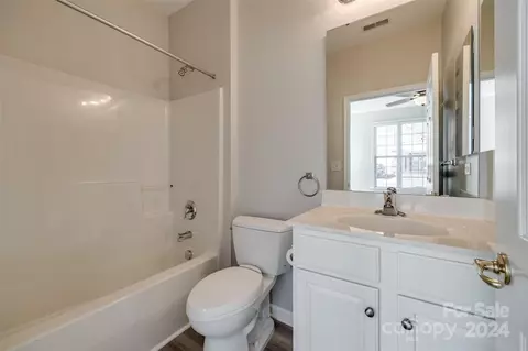 Bath - 1658 Onyx Rdg, Fort Mill, SC 29708 photo 2 of 4