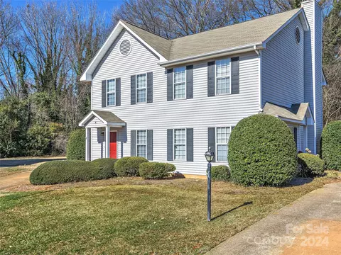 813 Selwyn Oaks Ct, Charlotte, NC 28209