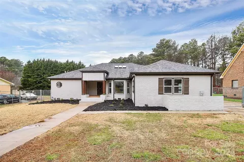 8213 Mabe Dr, Charlotte, NC 28216