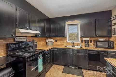 Kitchen - 1606 Allen Ln, Conover, NC 28613 photo 1 of 3