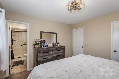 Bedroom - 1606 Allen Ln, Conover, NC 28613 photo 3 of 4